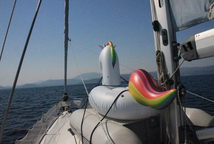 Familienreise Kroatien - Kroatien for family - Segelreise - Plastik-Einhorn auf Yacht