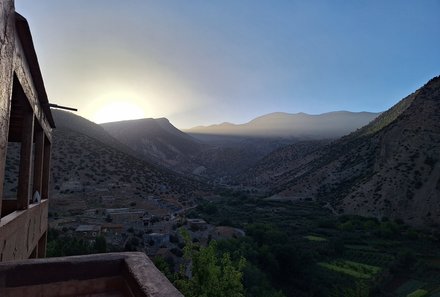 Marokko Familienurlaub - Eco Lodge Ait Bouguemez Unterkunft Tal bei Sonnenuntergang