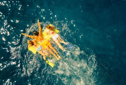 Familienreise Kroatien - Kroatien for family - Segelreise - drei Personen auf Luftmatratze im Wasser