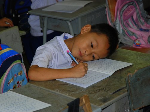 Thailand mit Kindern - Familienreise durch den Süden Thailands - einheimisches Schulkind