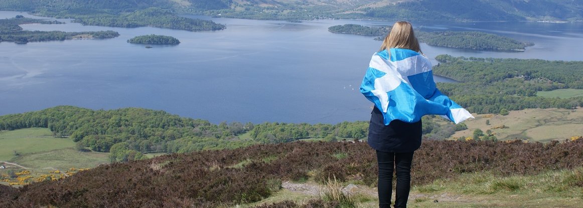 Schottland mit Kindern - Familienurlaub Schottland - Frau mit Schottland Flagge