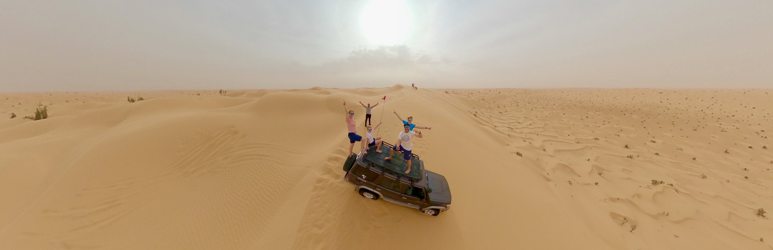 Tunesien for family - Reisebericht zu Tunesien mit Kindern - Familie mit Jeep in der Wüste