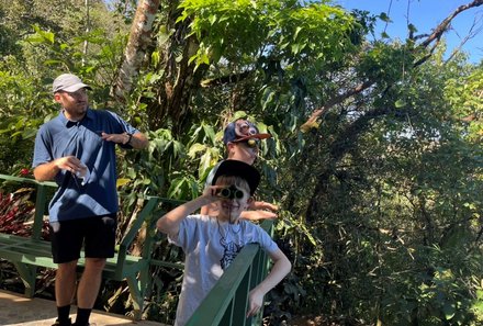 Familienreise Costa Rica - Costa Rica for family - Junge mit Fernglas
