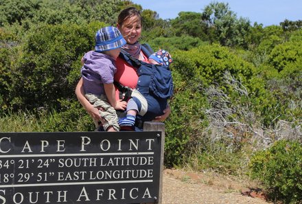 Südafrika Garden Route mit Kindern - Kapstadt - Mutter mit Kindern am Kap der Guten Hoffnung