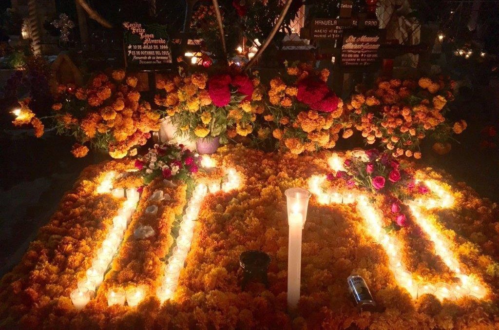 Mexiko mit Kindern - Der Tag der Toten - Traditionen in Mexiko - Friedhof mit Kerzen