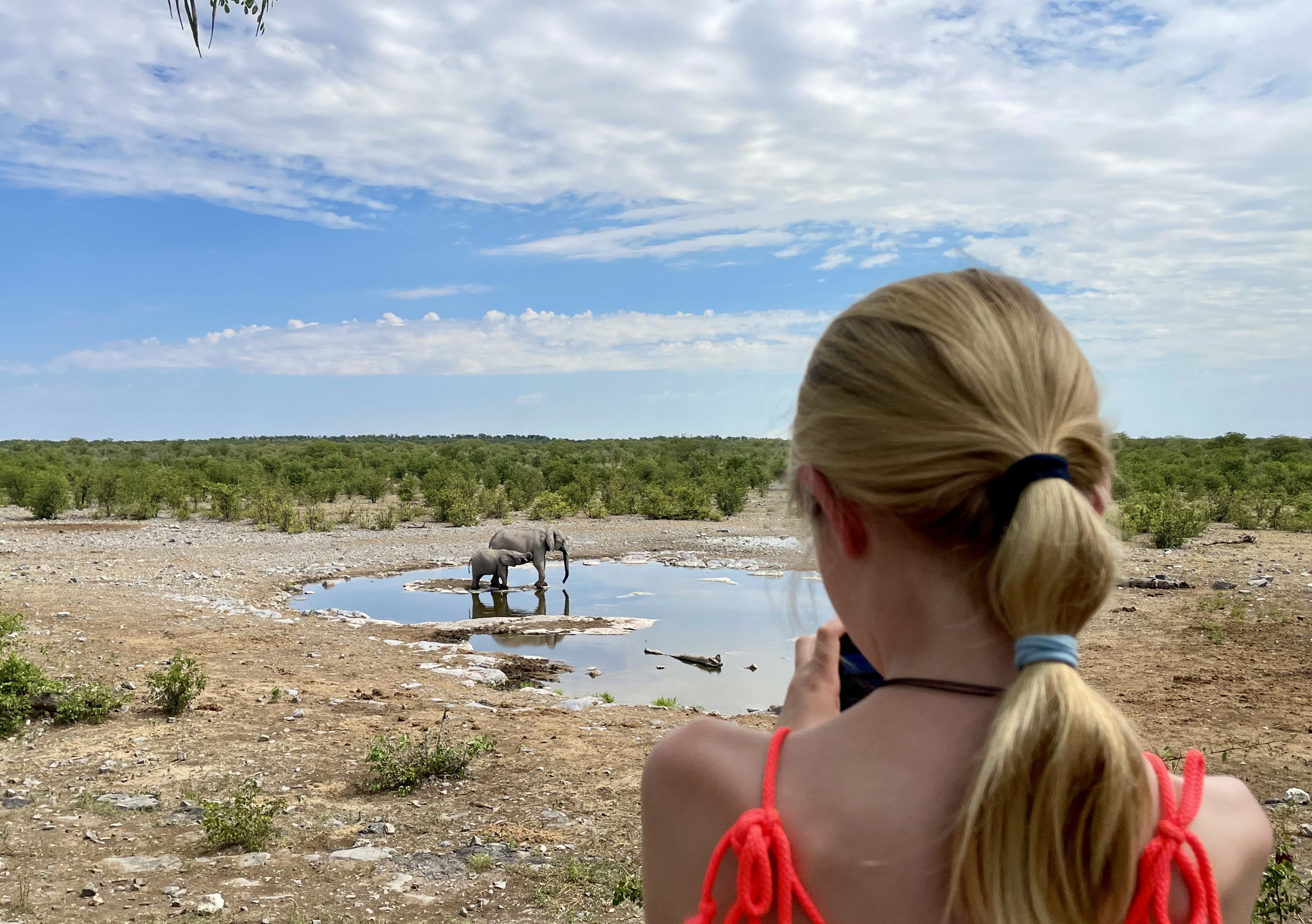 Namibia Selbstfahrerreise mit Kindern - Namibia Dachzelt Erfahrungen mit Kindern - Etosha Nationalpark - Mädchen am Wasserloch
