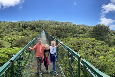 Familienreise Costa Rica individuell - Nebelwald Monteverde - Kids auf der Hängebrücke