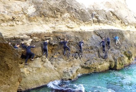 Malta Familienreise - Malta for family - Kinder beim Sea Level Traversing an Felswand