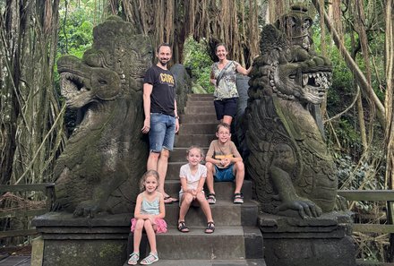 Bali Familienreise - Bali for family - Sacred Monkey Forest Sanctuary - Familie auf Treppe