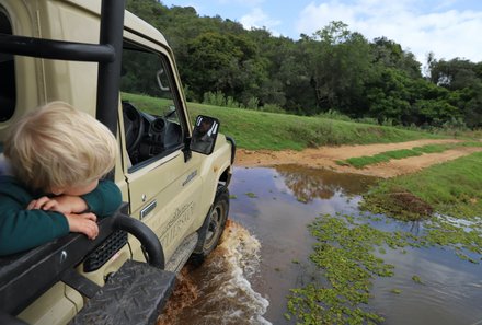 Südafrika mit Kindern - Südafrika Reise mit Kindern - Kind auf Safari in Game Reserve
