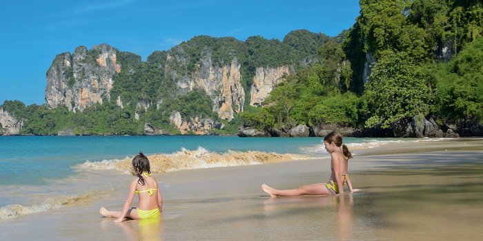 Thailand Rundreise mit Kindern - Familienreise durch den Süden Thailands - Zwei Mädchen am Strand