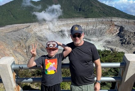 Costa Rica - CRFFAL - Papa und Sohn vor Vulkan
