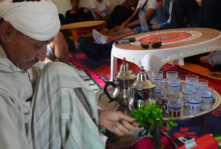 Marokko mit Kindern - Marokko for family Summer - Mann beim Tee