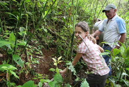 Familienreise Costa Rica - Costa Rica Family & Teens - Mädchen und Einheimischer im Regenwald