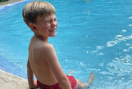 Costa Rica - CRFFAL - Junge am Pool