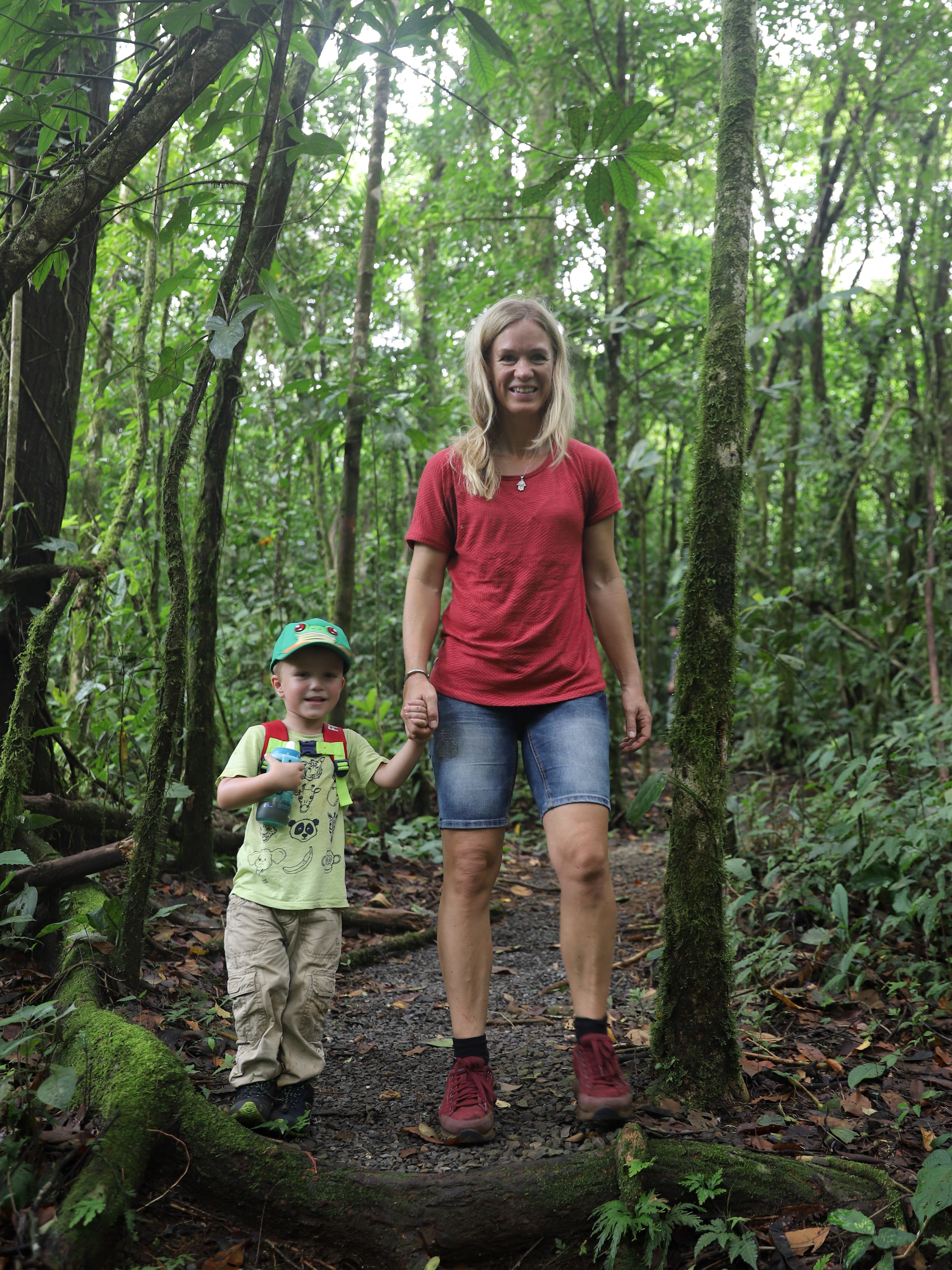 Costa Rica mit Kindern - Costa Rica Urlaub mit Kindern - Costa Rica mit Kleinkind bereisen - Mutter und Kind im Regenwald