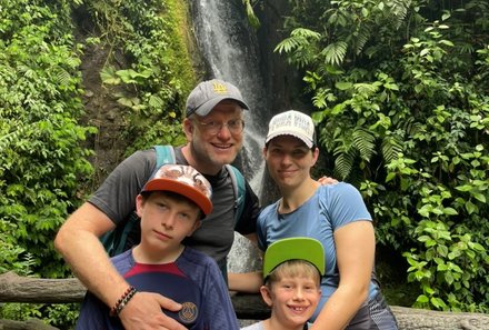 Costa Rica - CRFFAL - Familie vor Wasserfall