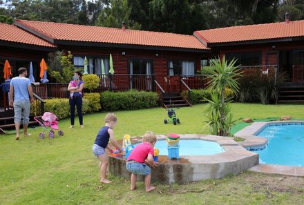 Garden Route mit Kindern - Reisebericht zu Südafrika Reisen mit Kindern - African Family Farm Pool