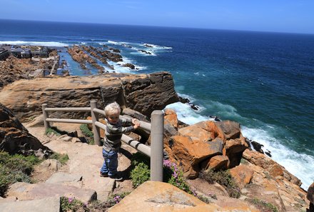 Südafrika mit Kindern - Südafrika Reise mit Kindern - Kind an der Küste der Garden Route