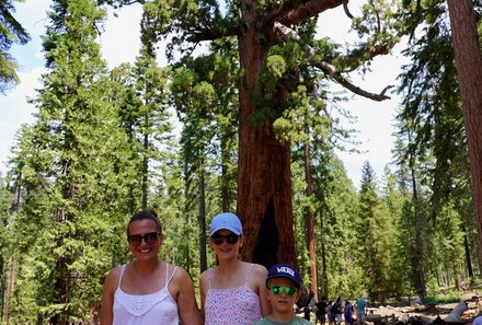 USA Familienreise - USA Westküste for family - Yosemite Nationalpark - Familie vor Mammutbaum - Mariposa Grove