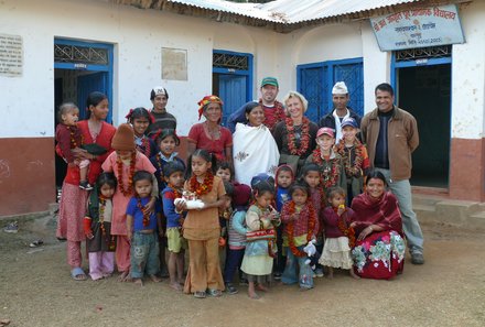 Nepal mit Kindern - Nachhaltiges Reisen & Familienreisen - Rainer mit Einheimischen
