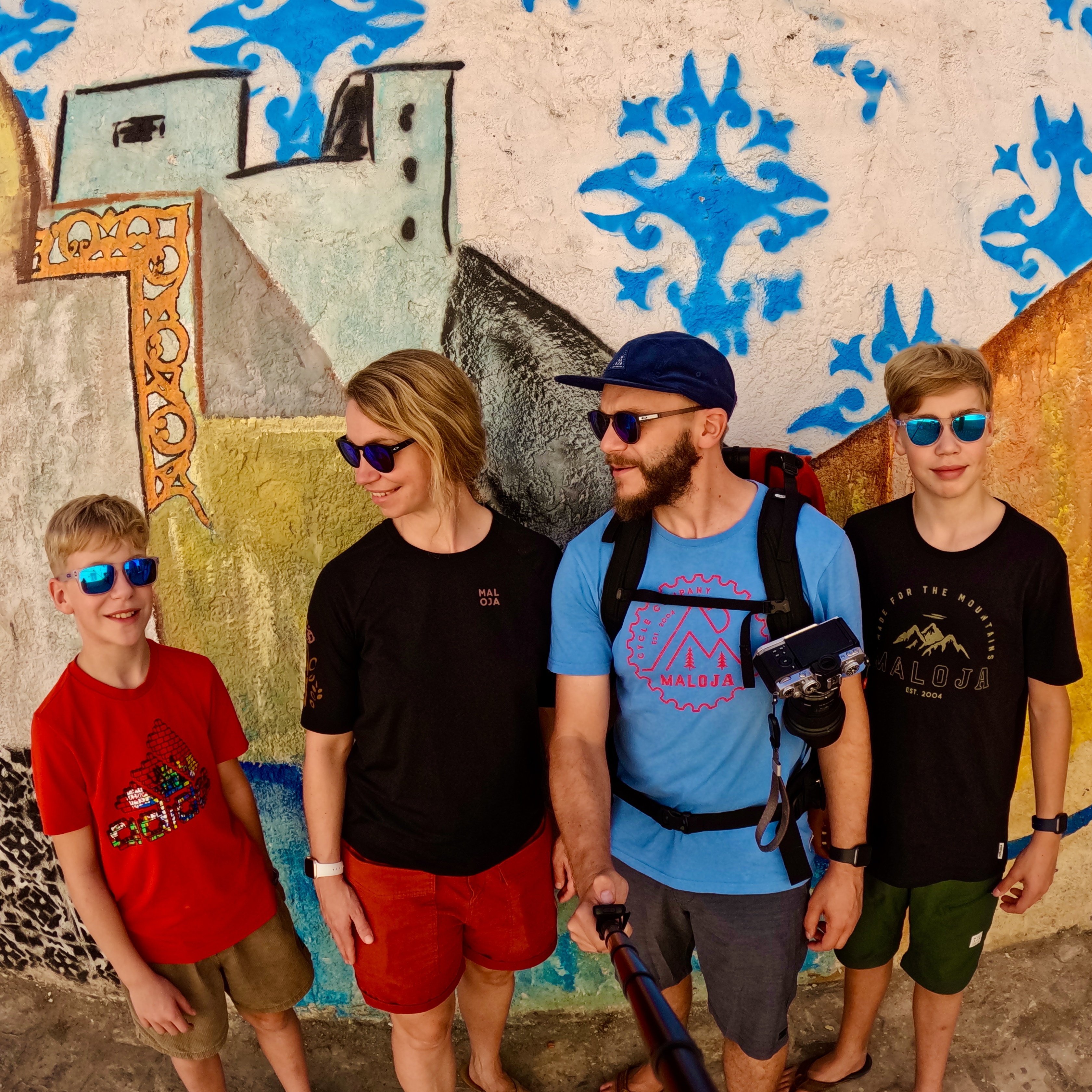 Tunesien for family - Tunesien mit Kindern - Familienfoto vor bunter Wand