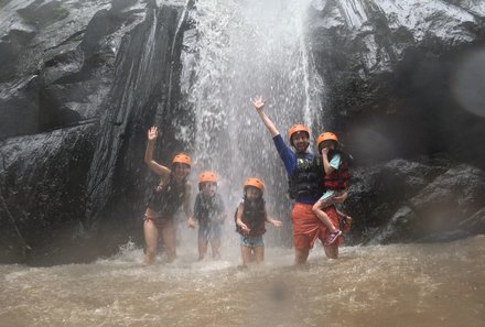 Bali mit Kindern - Bali for family - Familie mit Raftingausrüstung unter Wasserfall