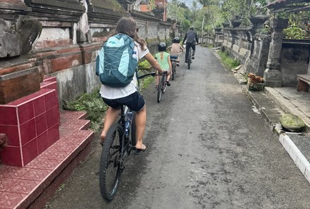 Bali mit Kindern - Bali for family - Familie bei Fahrradtour durch Ubud