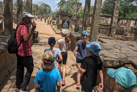 Sri Lanka Familienreise - Sri Lanka for family - Kinder mit Guide in Polonnaruwa