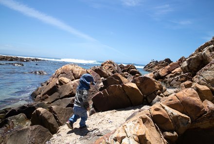 Garden Route mit Kindern - Kind an Küste von Mossel Bay