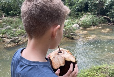 Kuba mit Kindern - Kuba Urlaub mit Kindern - Wanderung Soroa - Kind trinkt aus Kokosnuss