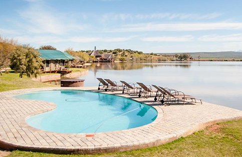 Südafrika mit Kindern - Südafrika Reise mit Kindern - Südafrika Urlaub mit Kindern Unterkünfte - Buffelsdrift Game Lodge - Pool am Wasserloch