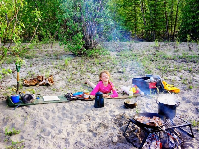 Kanada mit Kindern - Kind am Lagerfeuer
