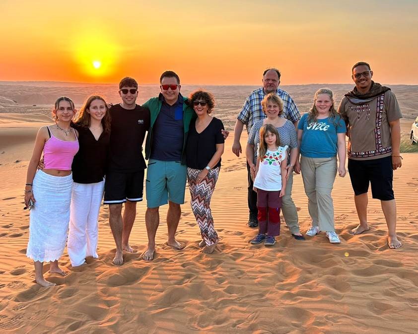 Gruppenurlaub mit Kindern - Familie in Wüste im Oman