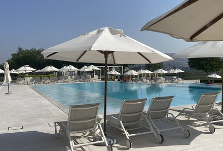 Oman Familienreise individuell deluxe - Crowne Plaza Muscat - Pool mit Schirmen