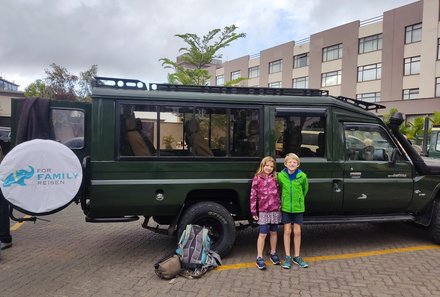 Kenia mit Kindern - Kenia for family deluxe individuell - auf Safari - Kinder vor Jeep mit FFR Logo