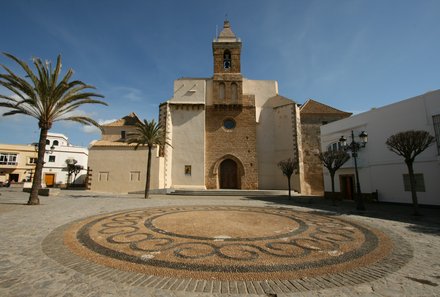 Andalusien for family - Familienreise Andalusien - Rota Zentrum Platz mit Palmen