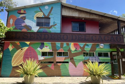 Dominikanische Republik mit Kindern - Dom Rep Familienreise - Kakaoplantage - Gebäude