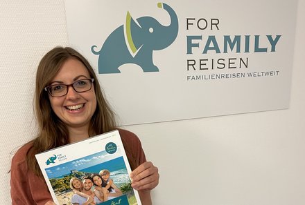 Stellenangebote bei For Family Reisen - Jobs im Tourismus - Anne mit For Family Reisen Katalog