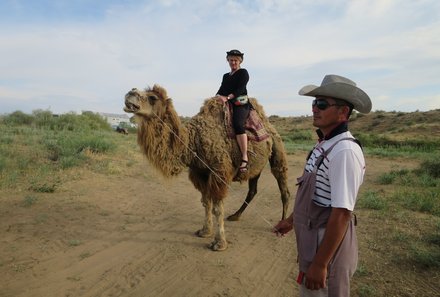 Usbekistan for family - Familienreise Usbekistan - Kamelreiten mit Guide