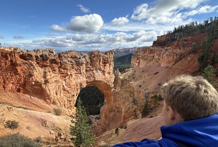 USA Südwesten mit Kindern - USA for family individuell - Kalifornien, Nationalparks & Las Vegas - Junge im Bryce Canyon Nationalpark