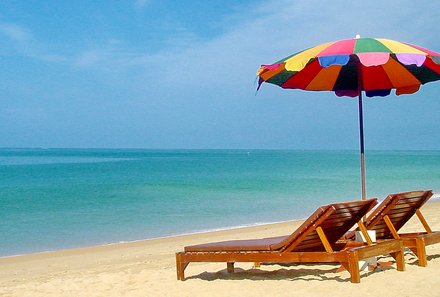 Thailand Familienreise mit Kindern - Thailand for family individuell - Liegen am Strand Khao Lak