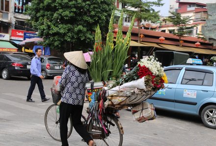 Vietnam & Kambodscha Familienreise - Vietnam-Kambodscha Family & Teens - Frau mit Blumen und Fahrrad