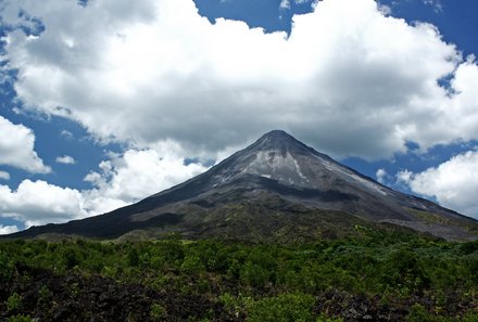 Costa Rica for family Deluxe - Familienreise in Costa Rica - Vulkan Arenal mit Wolken 