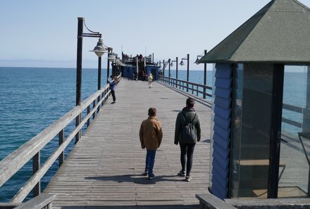 Namibia Familienreise im 4x4 Mietwagen mit Dachzelt - Swakopmund - Familie auf dem Pier