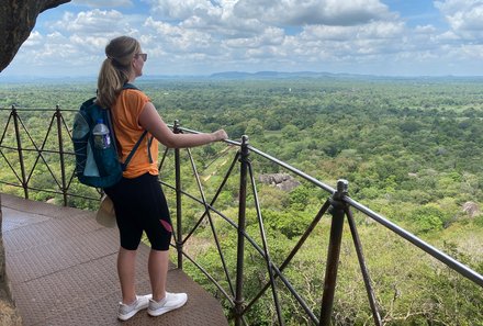 Sri Lanka for family - Sri Lanka Familienreise - Daniela Schur genießt Ausblick am Sigiriya Felsen