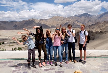 Ladakh mit Kindern - Ladakh Familienreise - Kinder beim Trekking vor Bergen