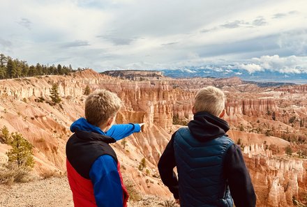 USA Südwesten mit Kindern - USA for family individuell - Kalifornien, Nationalparks & Las Vegas - Kinder blicken auf hoodoos im Bryce Canyon Nationalpark