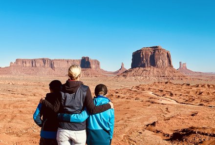 USA Südwesten mit Kindern - USA Westküste for family individuell - Abenteuer im Wilden Westen - Familie blickt auf Monument Valley