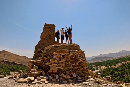 Familienreise Oman - Oman for family individuell deluxe - Familie bei Ruinen von Birkat Al Mauz